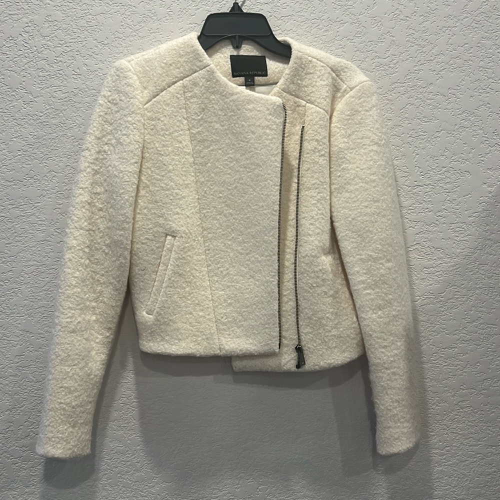 Women’s Banana Republic size 6 wool bomber jacket. Cream color.Pockets.Like new